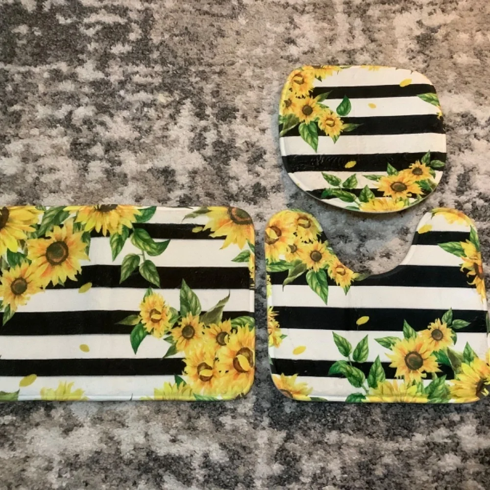 New in package Sunflower shower set,  4 pc set plus shower hooks.